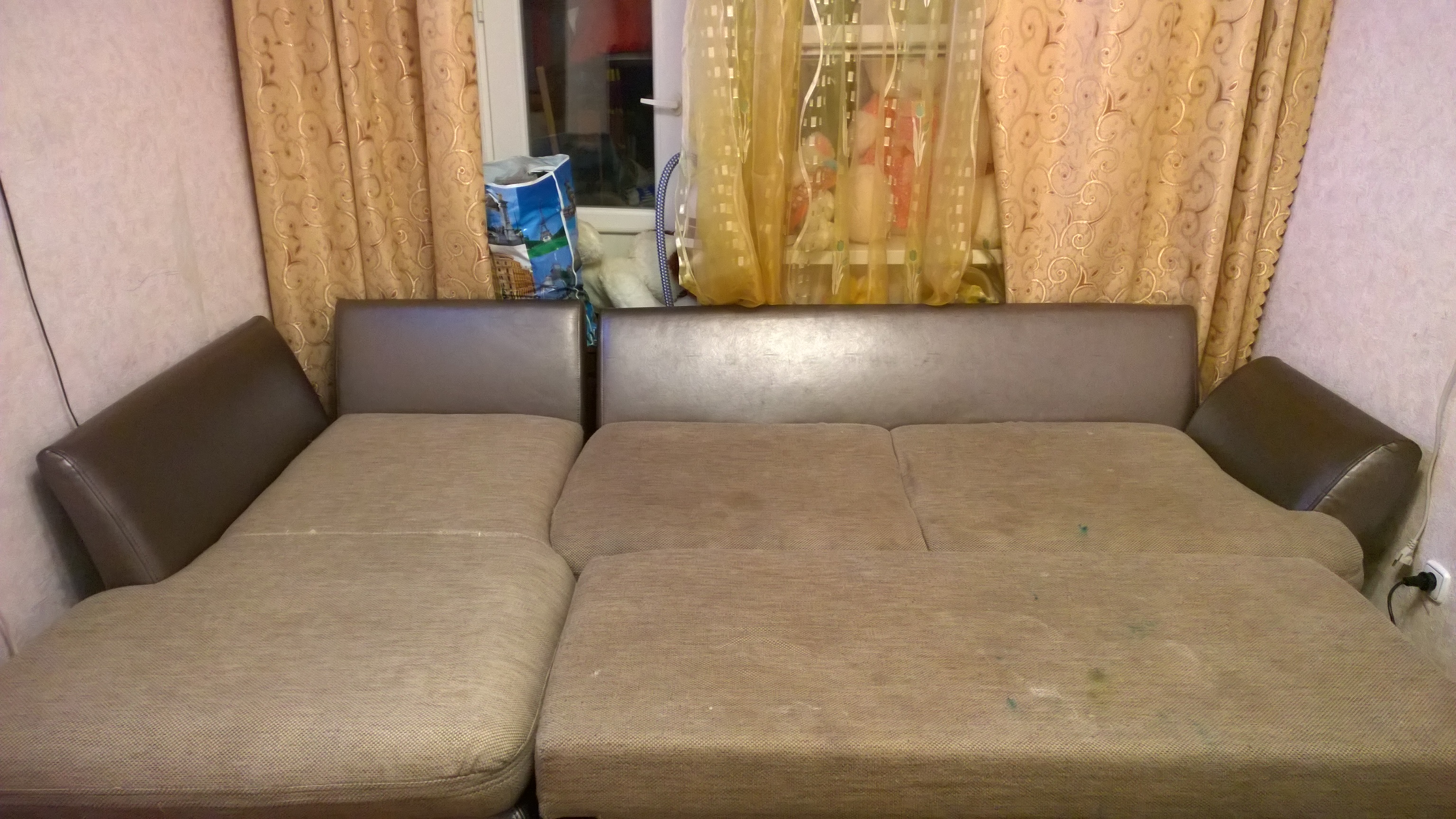 Фото Спустя час фрагмент дивана очищен и видна разница.