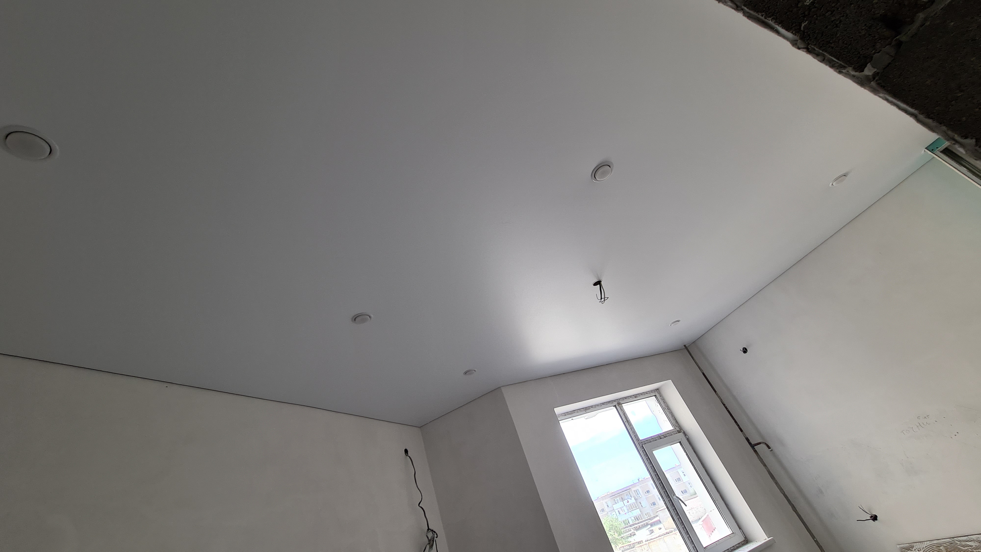 Фото Обычный сплошной матовый натяжной потолок со светильниками.