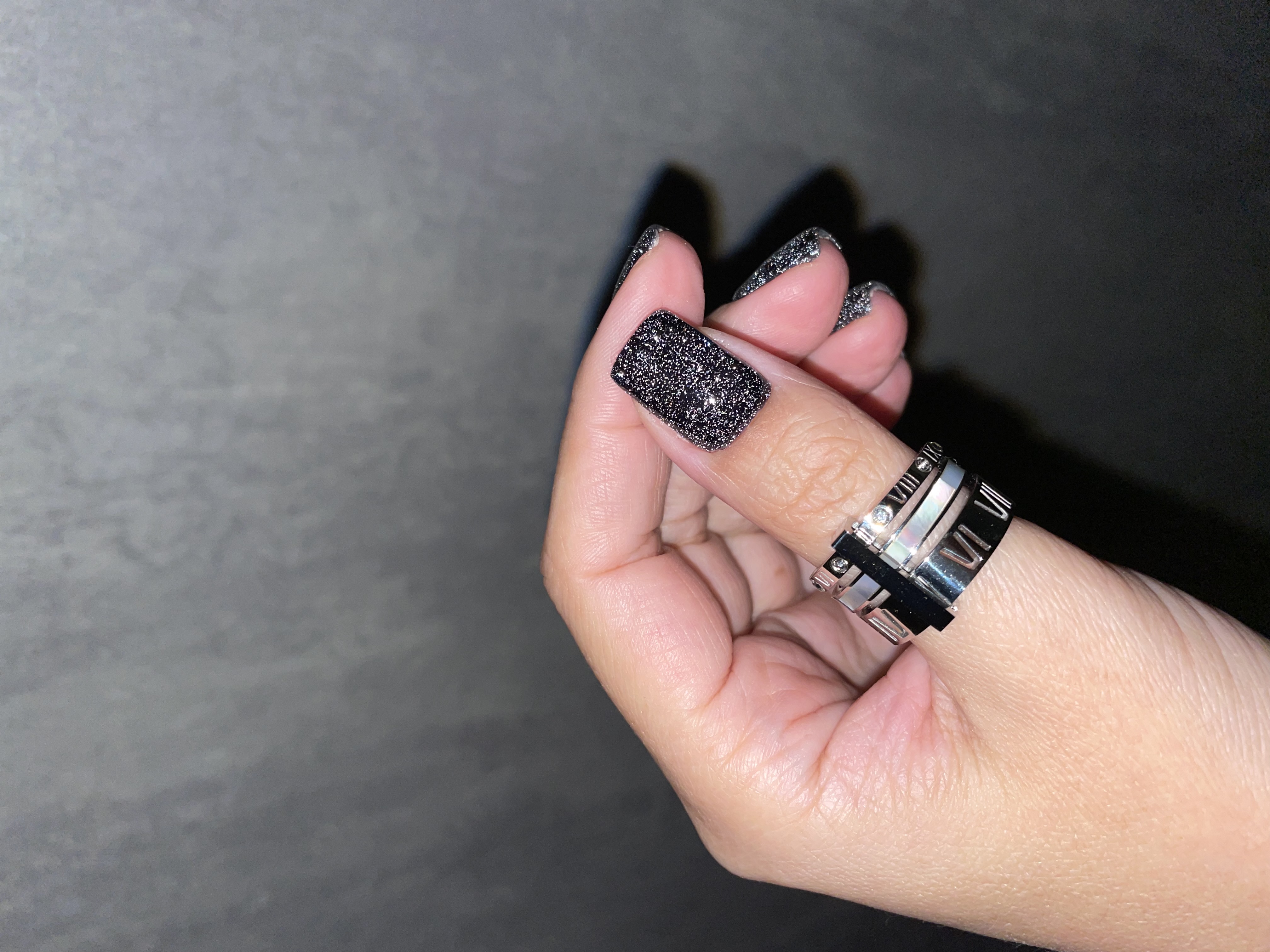 Фото Комби маникюр , архитектура ногтей (поднимали клюющие ногти) , укрепление гелем , покрытие светоотражающие гель лаком 