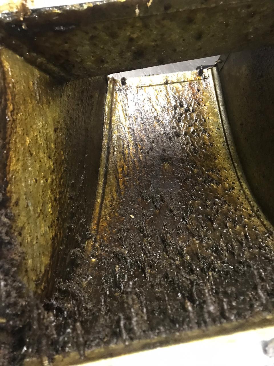 Фото Вентиляционная труба загрязнена жировыми отложениями 