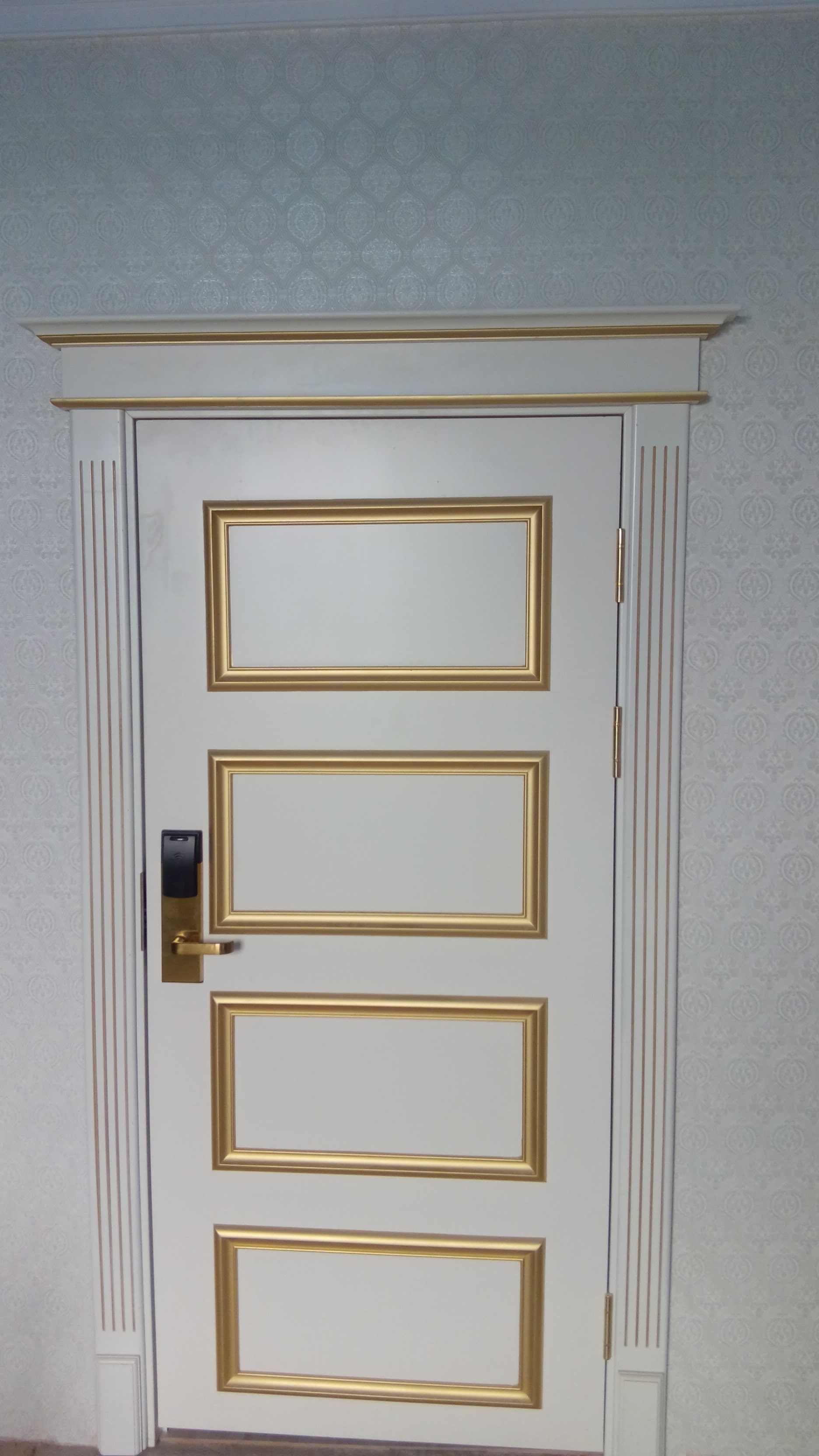 Фото установка заказных деревянных дверей в гостинице.