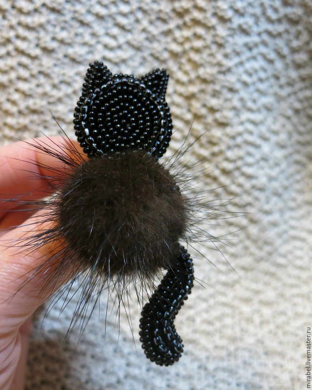 Фото брошь Черная кошка
выполнена вручную из японского бисера
тельце кошечки из натурального меха норки